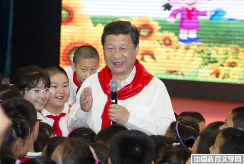 图为2014年5月30日，习近平总书记在海淀区民族小学参加队日活动。